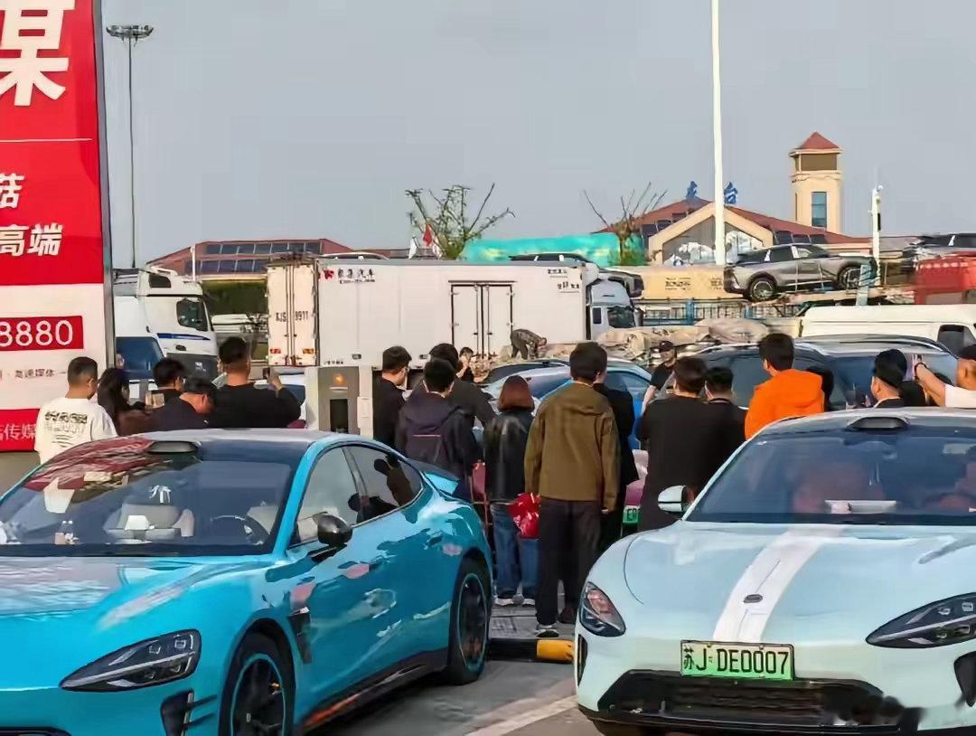 这谣言也太离谱了！昨天看到视频就觉得不对劲，雷军明明是在服务区停下车，坐车里记数