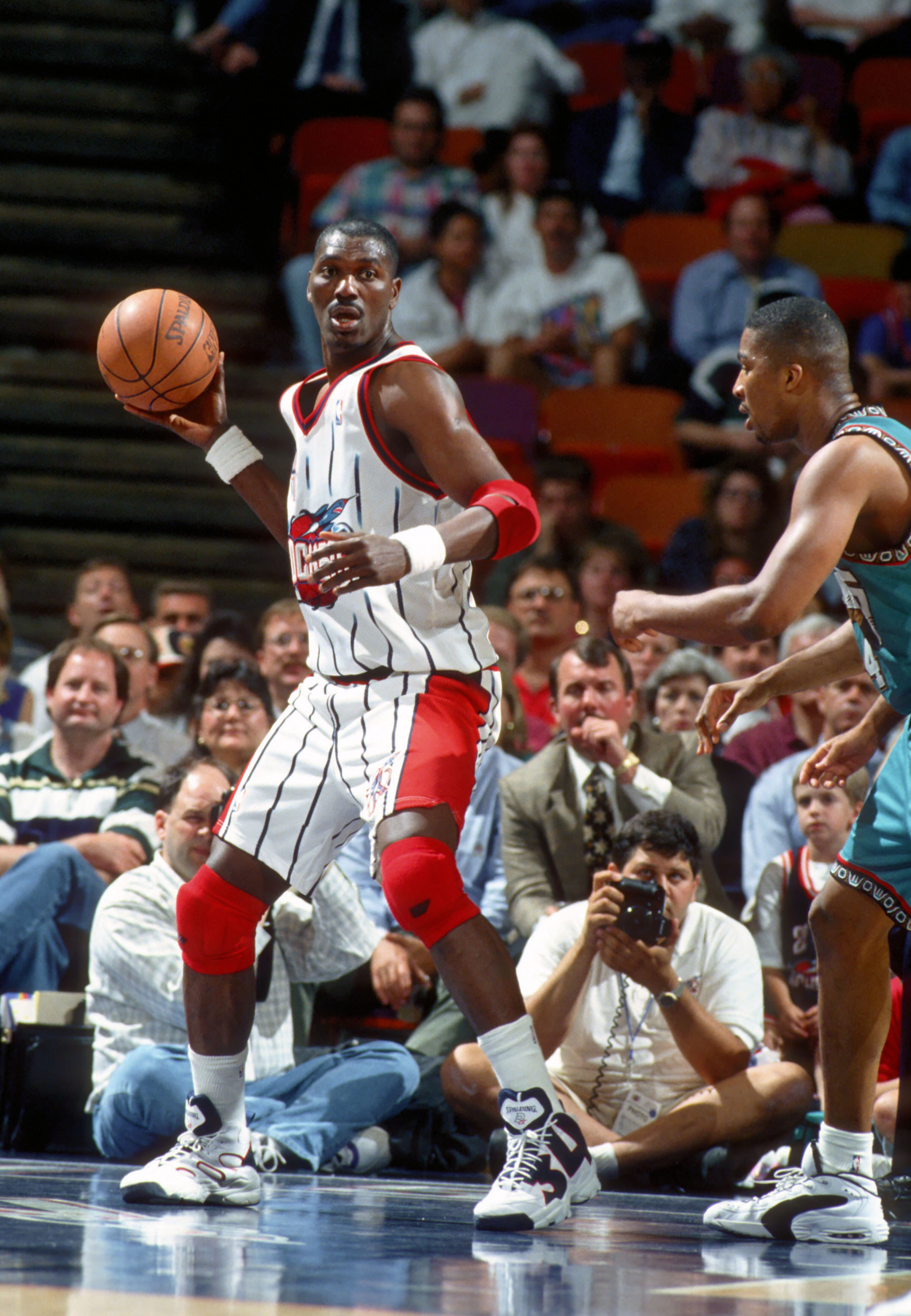 HAKEEM OLAJUWON  右 