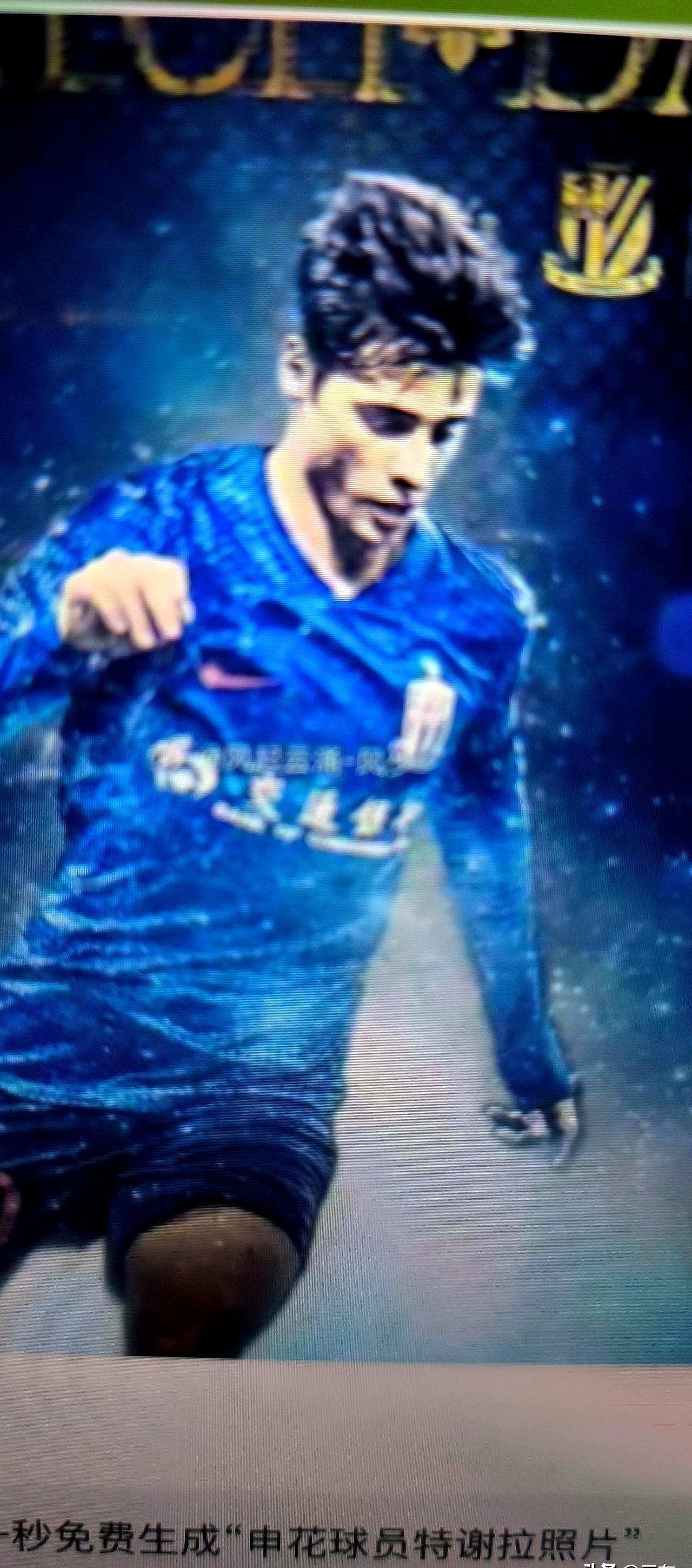 特谢拉第一次戴袖标就救了自己
 
吴曦把队长袖标塞给特谢拉那一刻，全队都松了口气