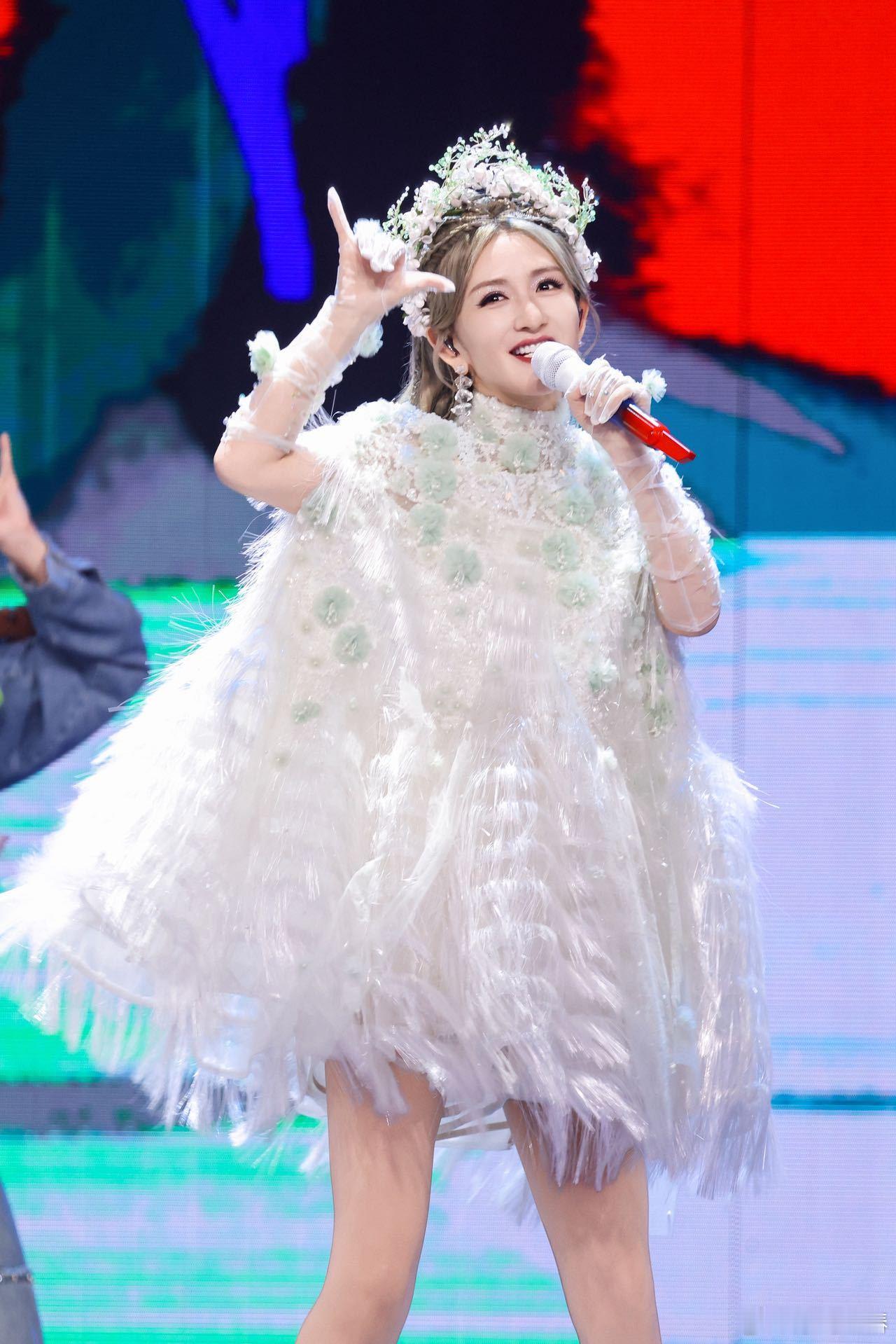 谢娜演唱会庆功宴现场 一场演唱会既有热血舞台也有温情瞬间，谢娜和好友齐聚庆功宴，
