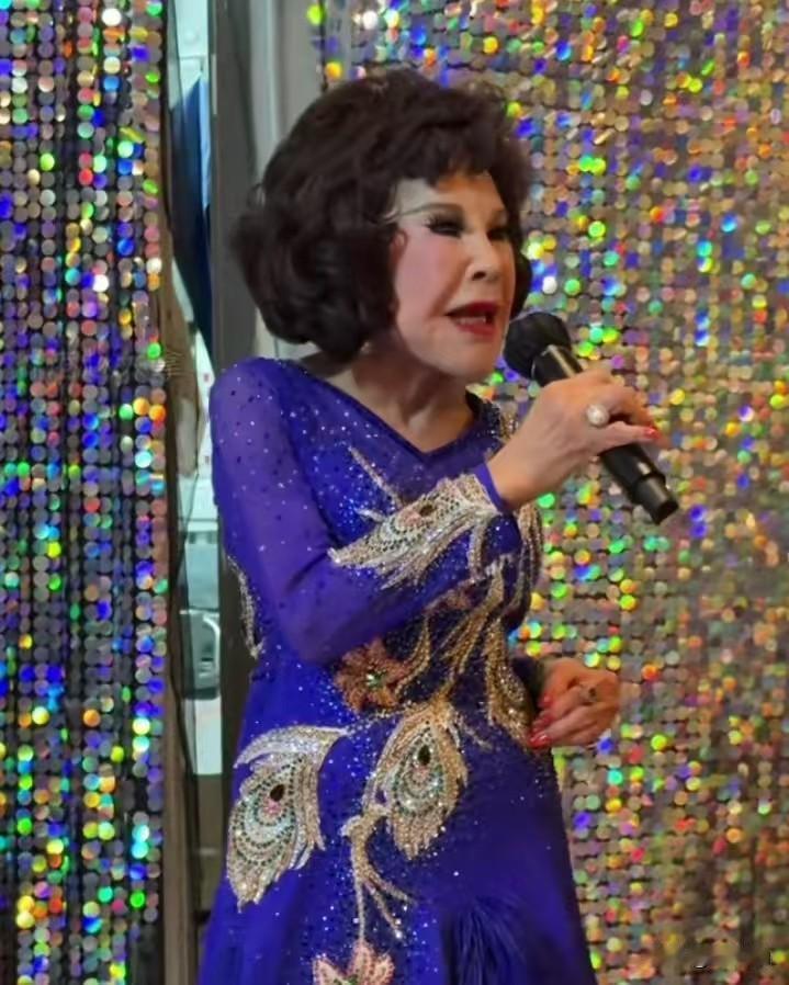 提起香港老牌艺人黄夏蕙，很多人对她有着各不相同的看法，可亲眼看见她登台的模样，独