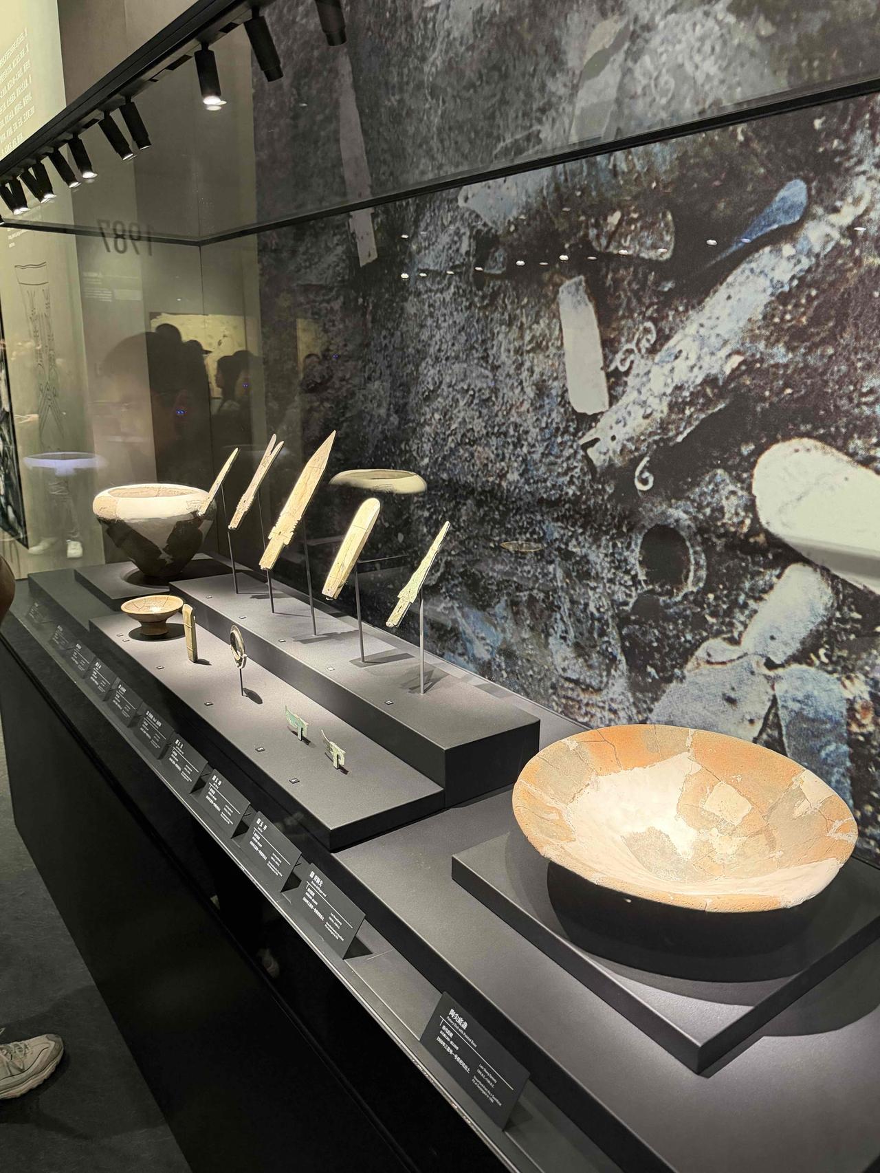 玉扇贝刮削器
四川广汉三星堆，确实既神秘又有趣，在三个展馆中，出土玉器数量仅次于