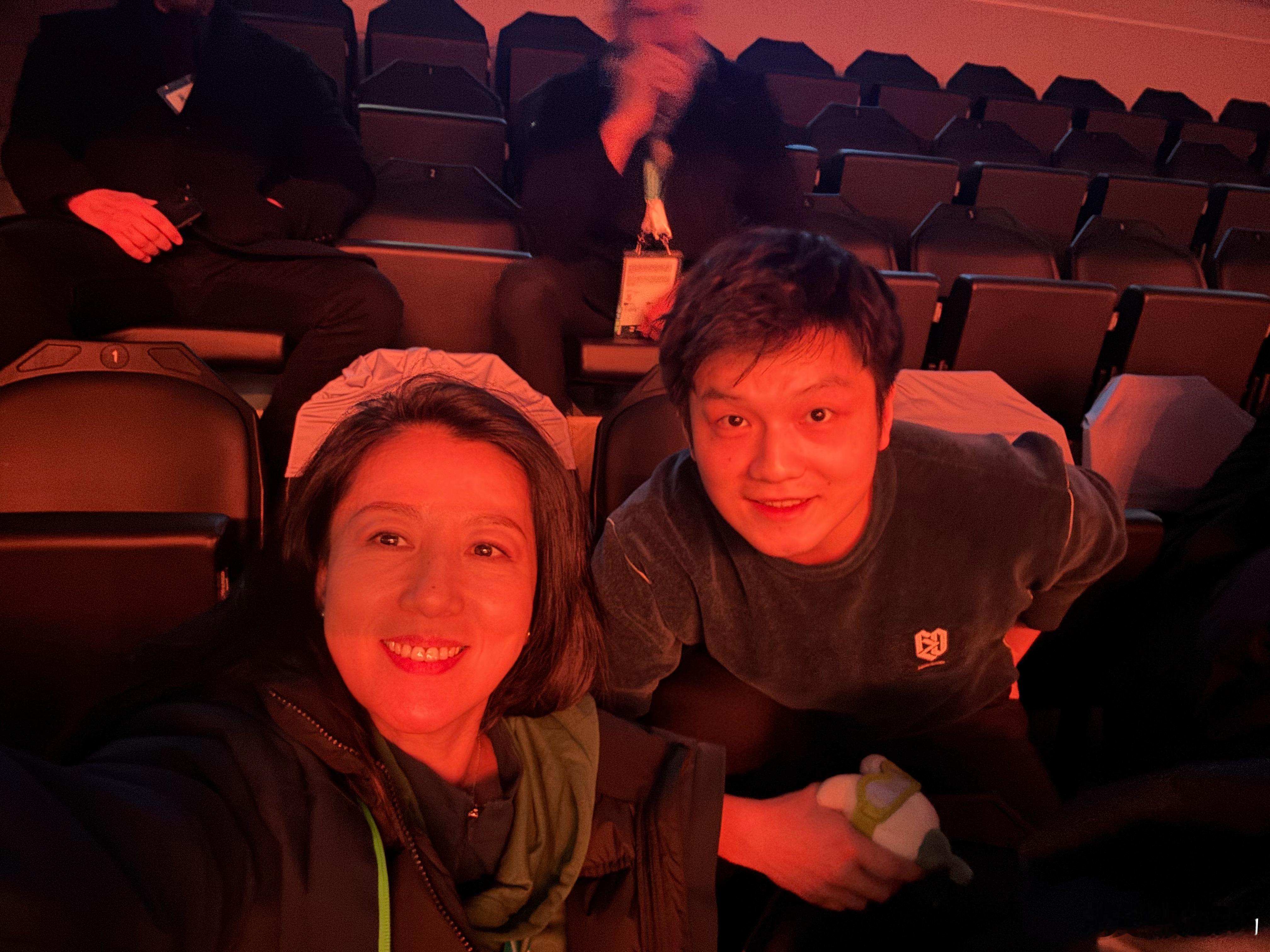 东哥和大杨扬在米兰冬奥会开幕式上的合影。这角度，这灯光，也是抗住了！厚蓄显锋芒