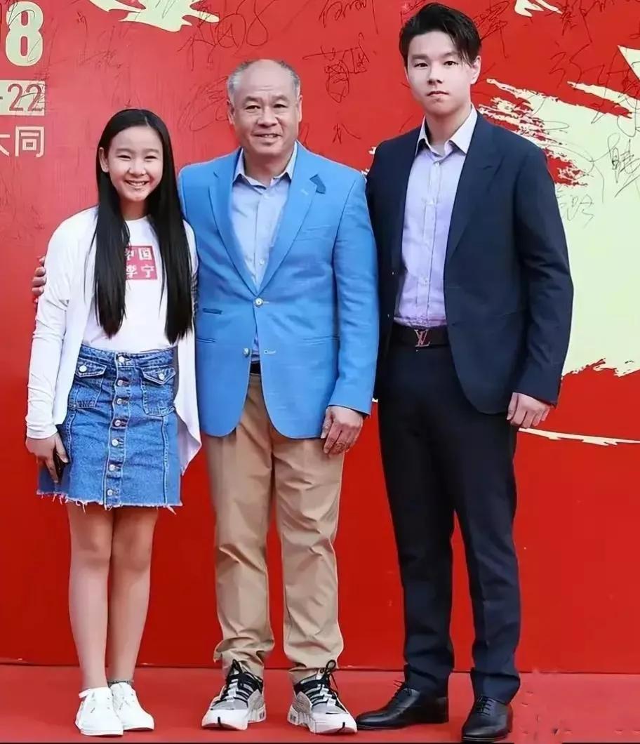 这是李宁与儿女合影，两个孩子名字起得很有意思。真是岁月不饶人，当年潇洒英俊的体操