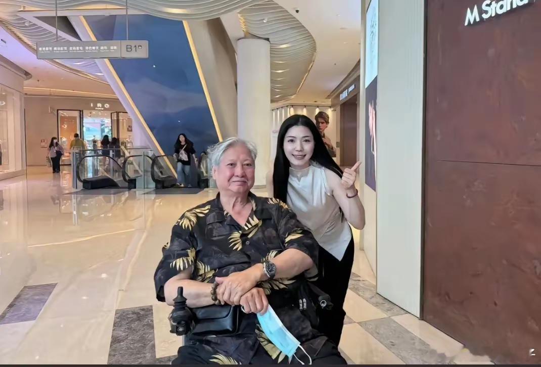深圳商场偶遇洪金宝，75岁的他打扮很潮 瘦了不少 但依然精神抖擞！ ​​​