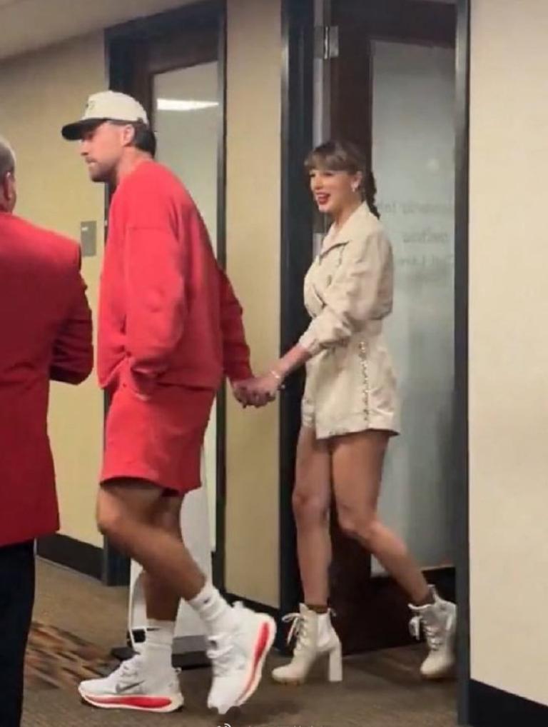 霉霉和男友牵手看比赛 霉霉Taylor Swift与男友Travis Kelce