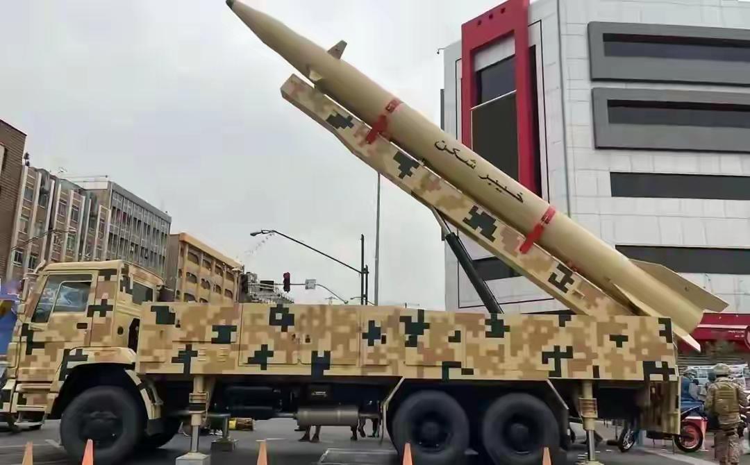 胡塞武装封锁沙特后曼德海峡通航锐减，这是风险累积的结果。2023年末起，红海航运