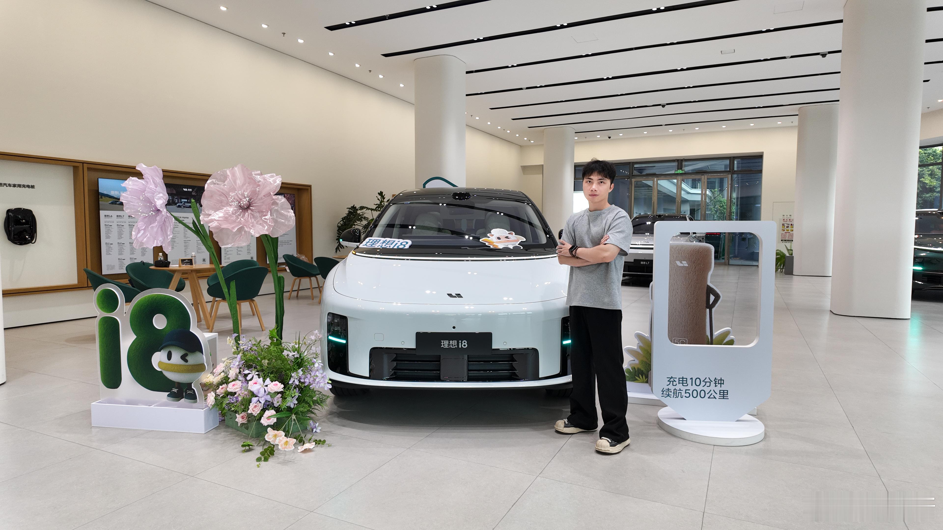 1️⃣理想 i8 设计从 mega mini 版更改为现在的造型，加上时间紧迫得