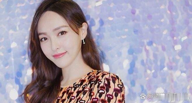 唐嫣十年前后对比也太绝了！从前甜美灵动到如今优雅精致，颜值气质只升不降，岁月完全