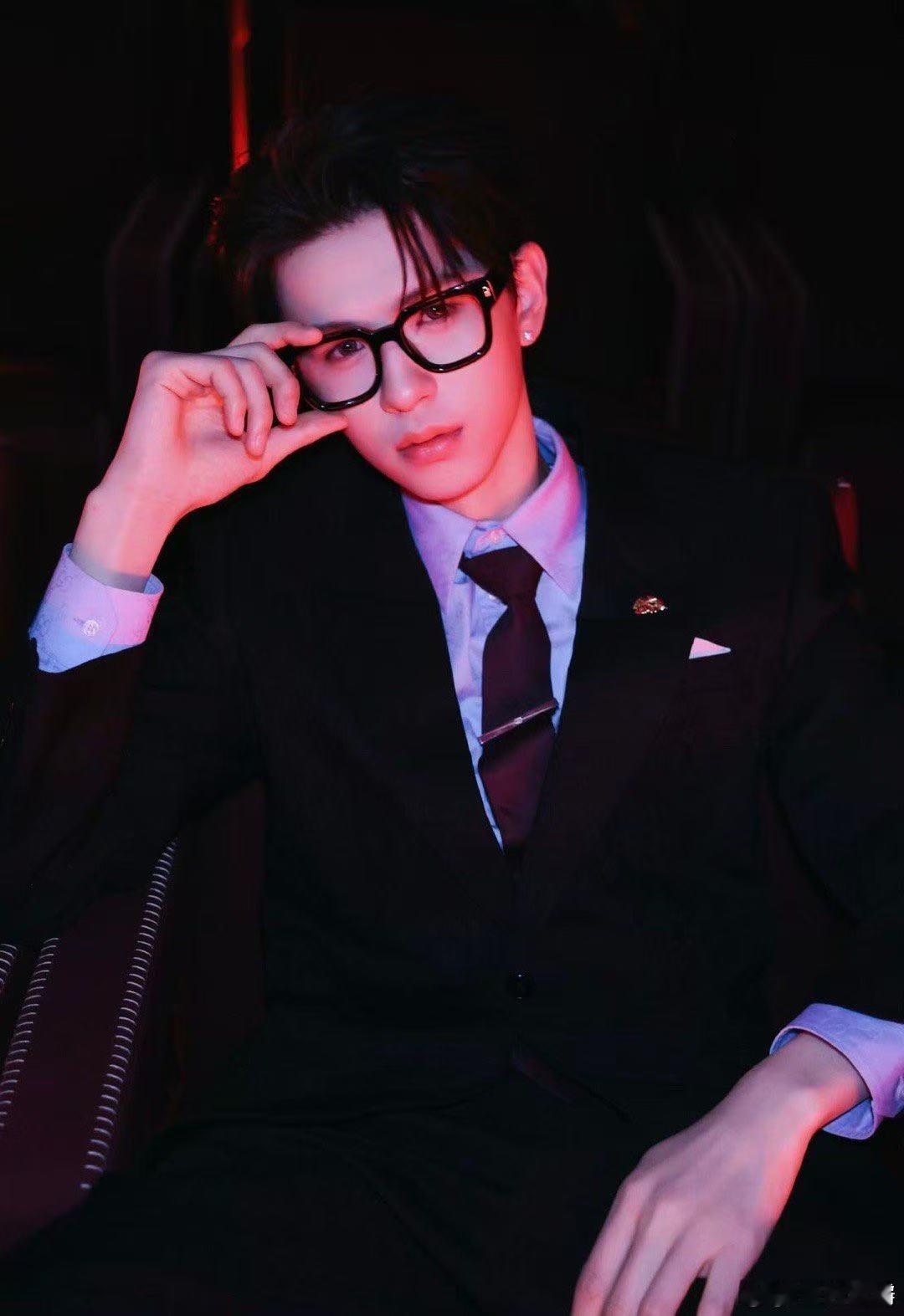 何浩楠黏人小狗 何浩楠真的把黏人小狗刻进骨子里，米兰之行从早到晚都在分享，睡醒第