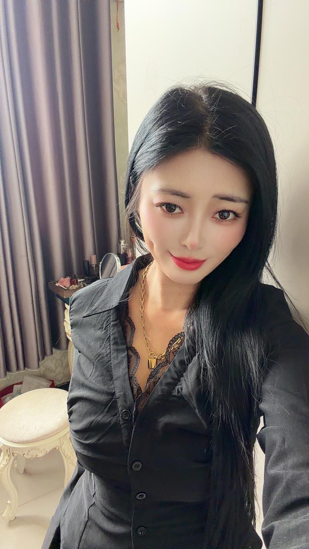 我是什么样的人，我也不知道，但我很清楚，只要有顶事的人，我就是个废物...