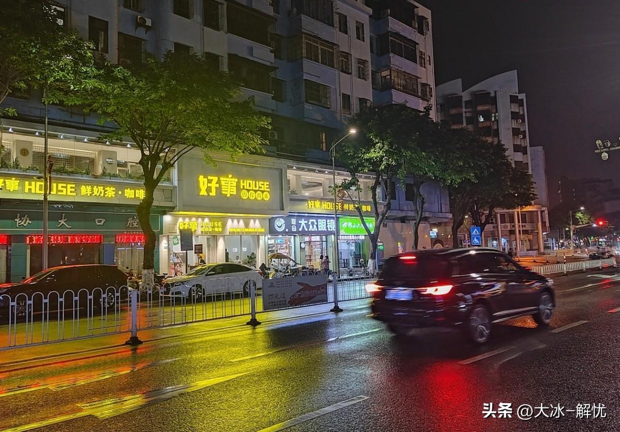 真的越活越明白，女人在婚姻里，有时候真心根本换不来真心。
 
我一个认识多年的同