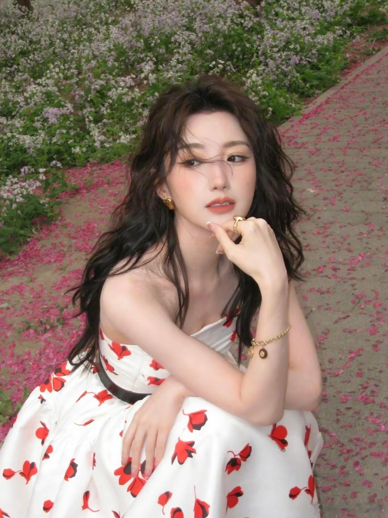 毛晓彤拍的李木戈获奖直拍 谁懂啊！毛晓彤拍导演直拍还憋笑，这姐也太可爱了，剧组欢