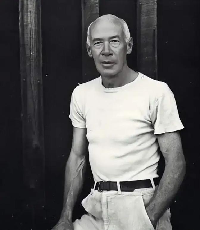 一位足浴老阿姨说：“有一些男人总是对我动手动脚的，不过我不在乎，也不会愠怒。我做