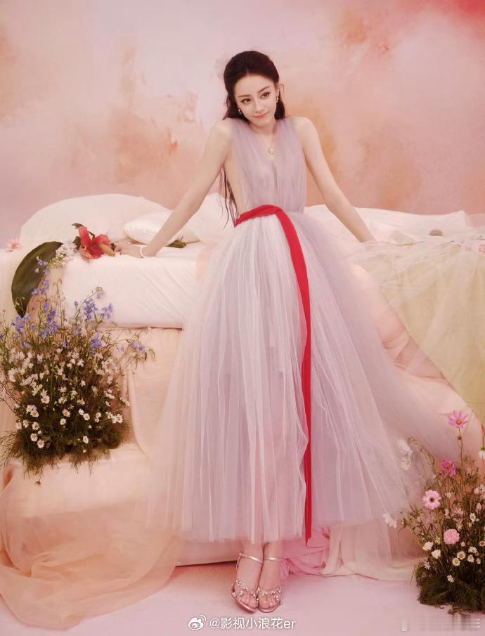 氛围感拉满！迪丽热巴身着幻梦柔纱裙，纱裙上的微光闪烁，宛如星辰落于裙间，美得不可