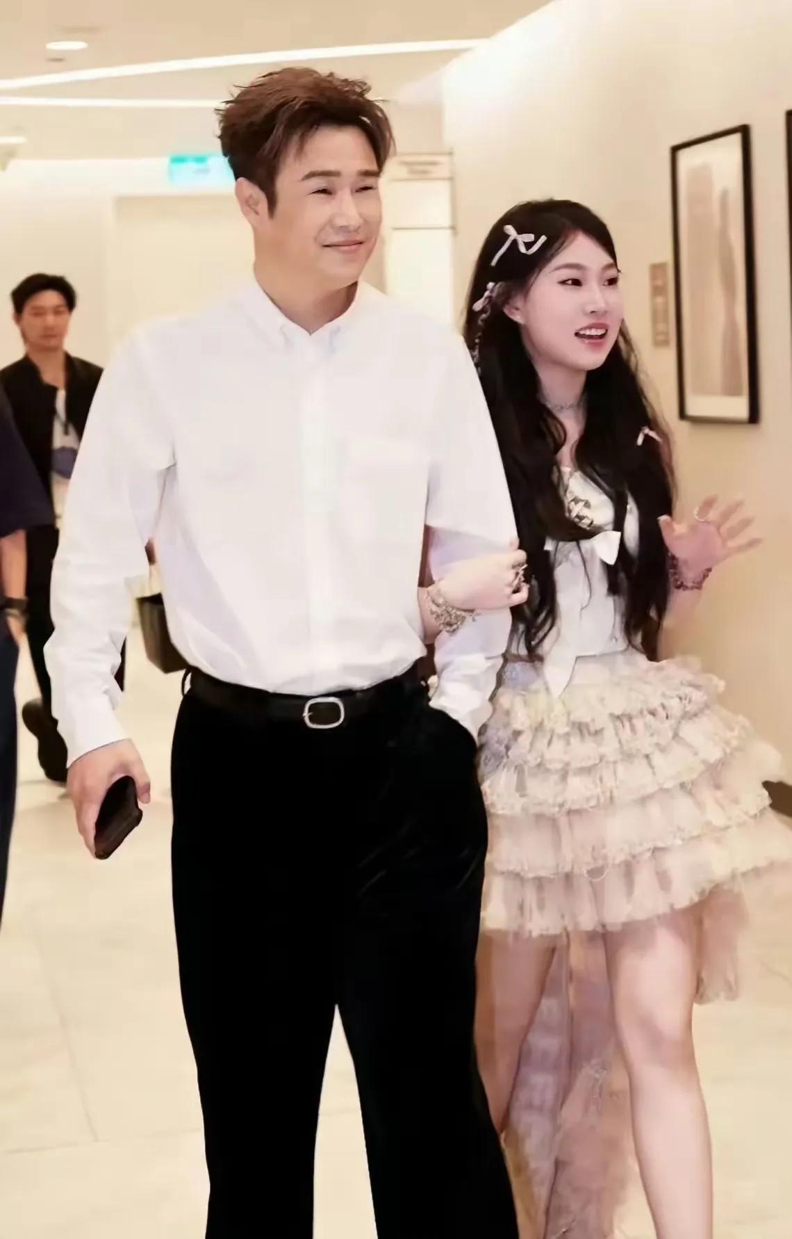 小沈阳真是不太精明，竟然让闺女高中都没念完就去混娱乐圈！

有不少网友人说，你读