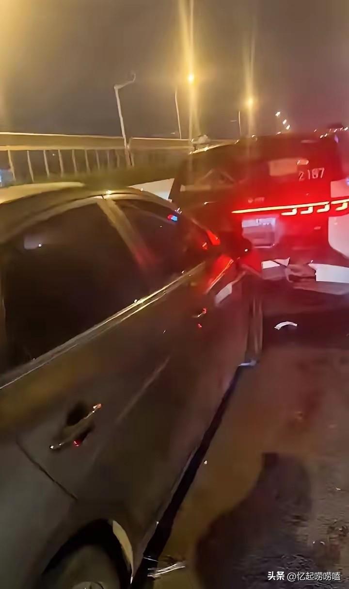 武汉萝卜快跑集体趴窝，自动驾驶终究还是“纸上谈兵”？

保险公司估计要气坏了，昨