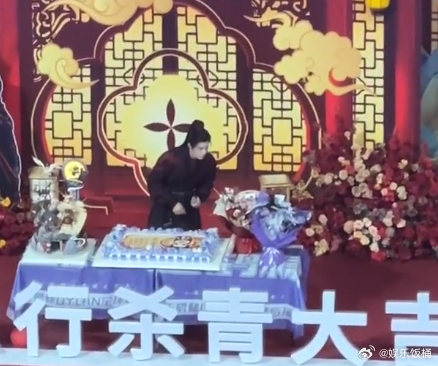 王鹤棣憋眼泪王鹤棣一来就在看饭撒牌饭撒王鹤棣一来就在看饭撒牌饭撒！王鹤棣对粉丝好