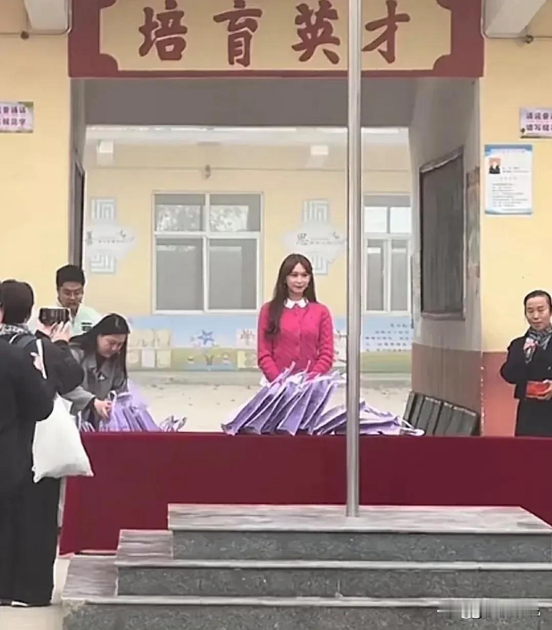50岁的林志玲去河南浚县一小学献爱心，真不敢相信眼前的她已经50岁了，即使没有花