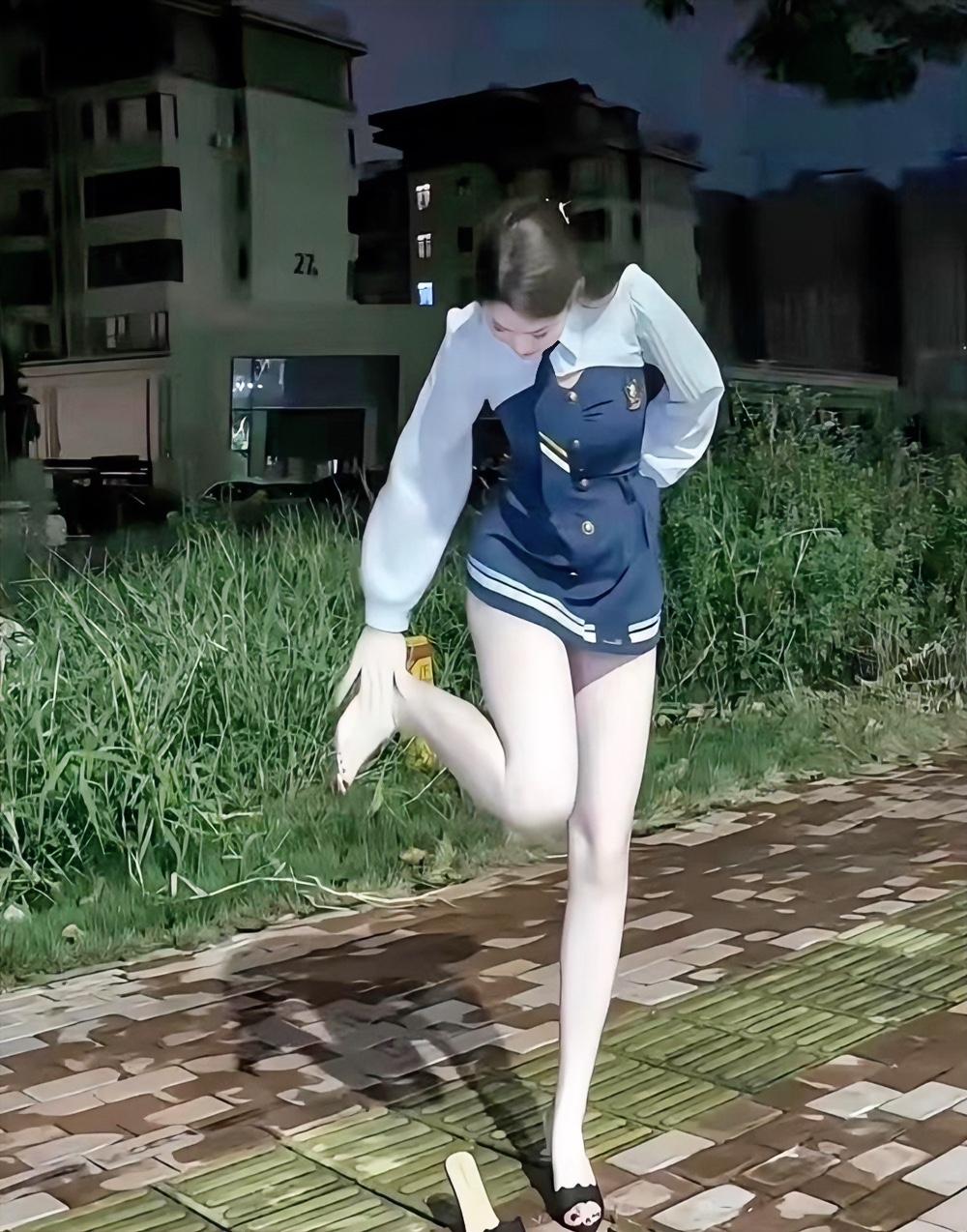 她这是出来散步吗？