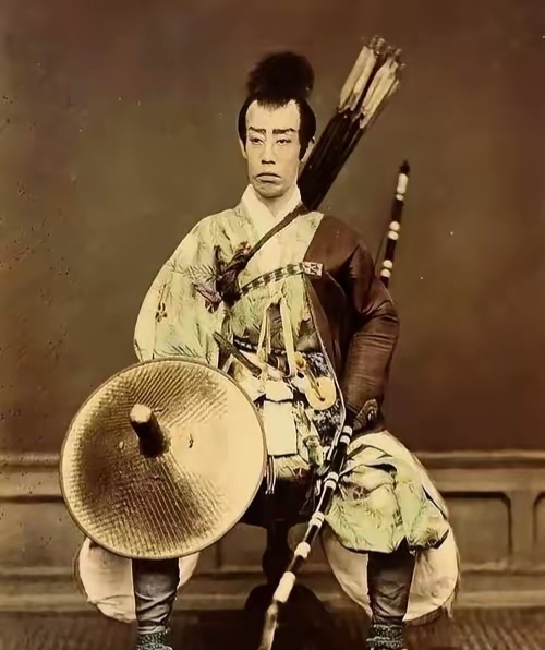 千年来，日本始终奉行着“强者为尊”的铁律，你弱就打你，你强就学你。白江口惨败于大