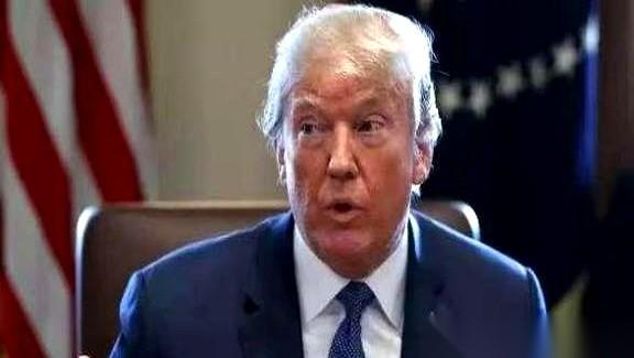 一夜之间，老川普的牌桌，好像被人给掀了。
他亲自盖章认证的那一票人马，在好几个关