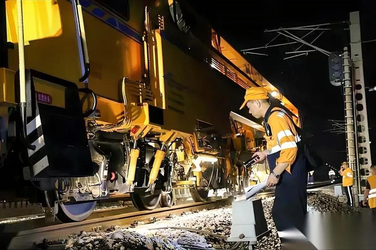 11人走了！年尾太痛心

惯性刹车不及是主因？

昆明铁路事故背后，提前上道作业