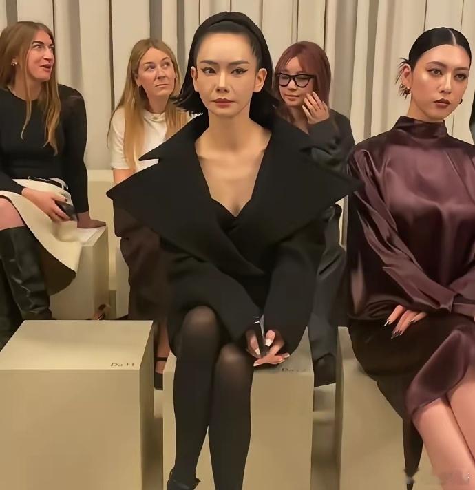 戚哥的风格一向多变，这次可能是想尝试下不同感觉呢～换个角度，说不定能get到新美