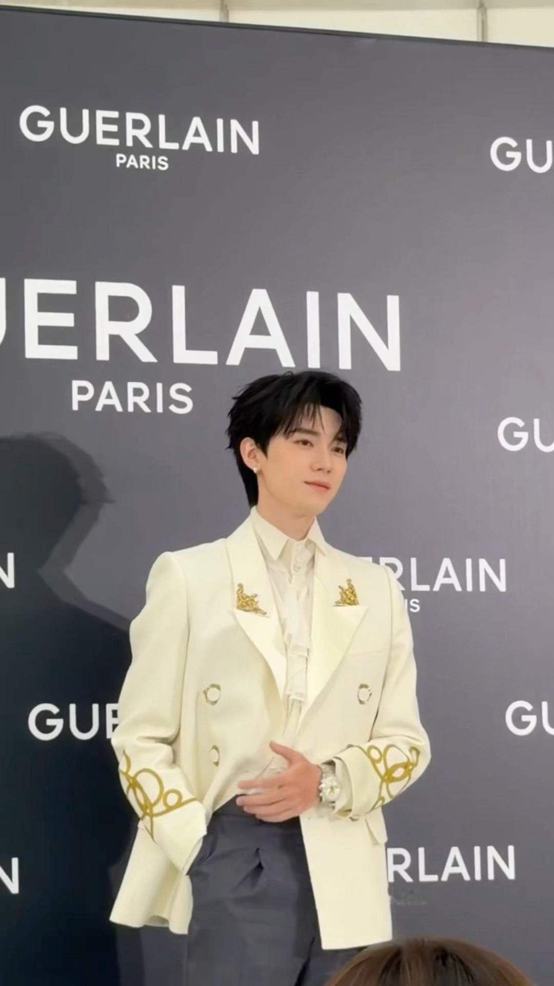 谁家梨涡贵气小王子来了白色西装配白色耳钉好帅好清新吧周翊然鎏金白西装造型