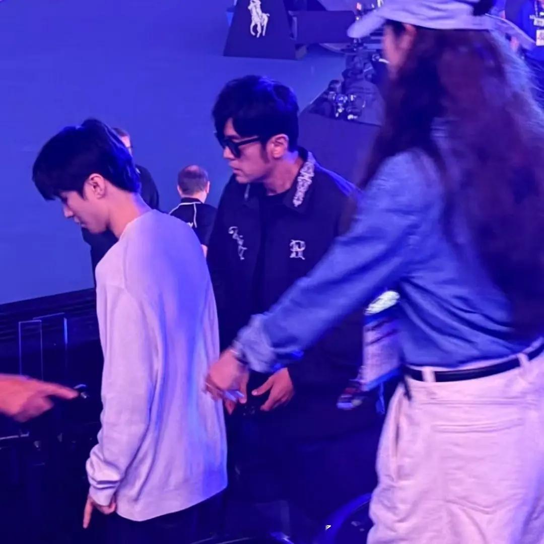 王俊凯居然和周杰伦去看澳网了？他们两个关系是真蛮铁的了！周杰伦王俊凯观赛澳网