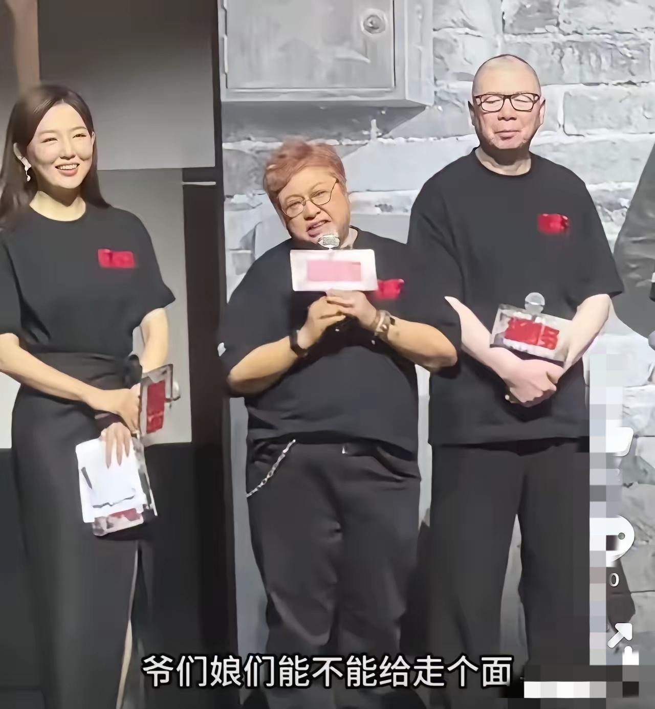 韩红替冯小刚站台，呼吁北京2000万人帮忙走个面。可惜没走成，《抓特务》都上映4