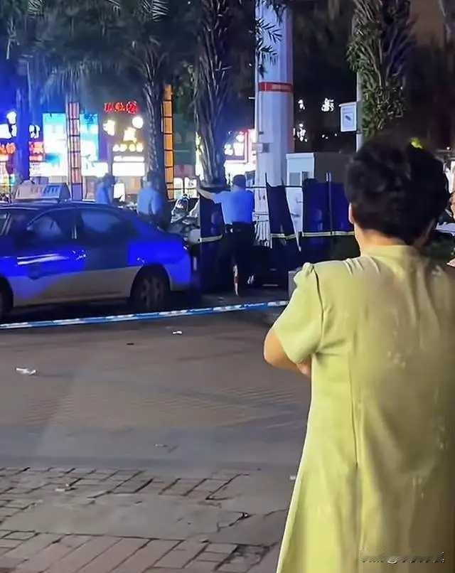 男子跟女友遛弯被杀，行凶者朋友圈晒行凶现场
 
10月7日晚间，防城港市港口区北