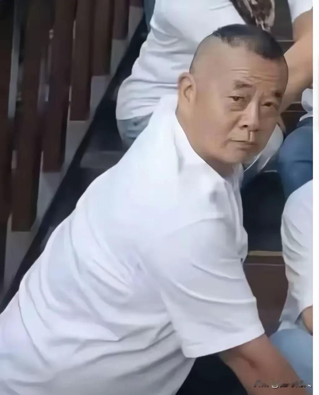 150块“买断”了他整个人的信用
​痛快！伊犁警方终于出手，重庆“白嫖王”碰瓷酒