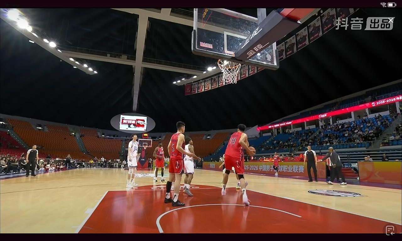 裁判给杰克逊两次罚球机会，太较真对广州外教骂，这是篮球场射点球定胜负吗？

最后