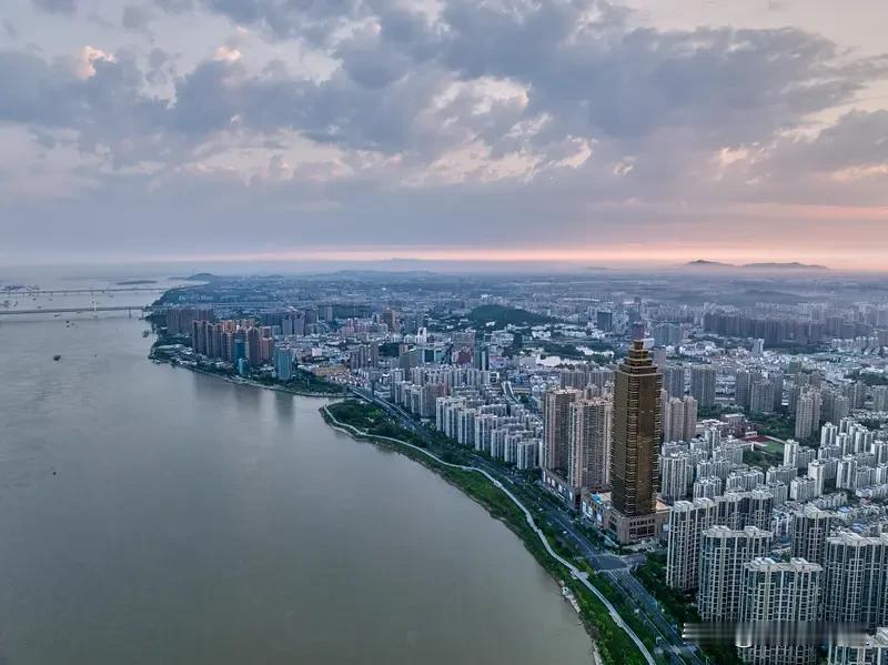 长江北岸发展不如南岸，不光是地理，江北城市自身也有原因
 
提起长三角，大家第一