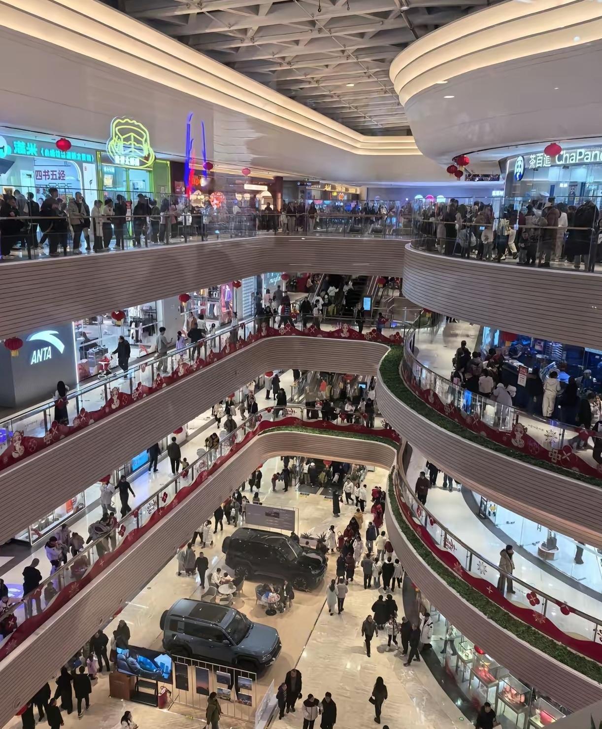 每次刷到这种事，心里都堵得慌，久久缓不过来。到底是多深的绝望，才会让人在热闹的商