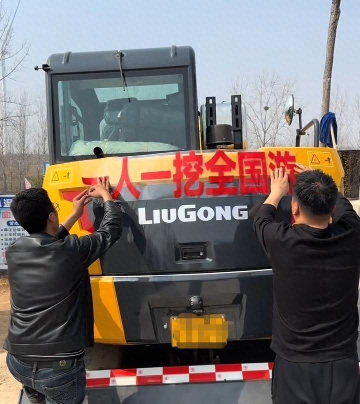 河南小伙开着挖机游中国，6个月游历13个省份，已成为拥有55万粉丝的公路网红
 