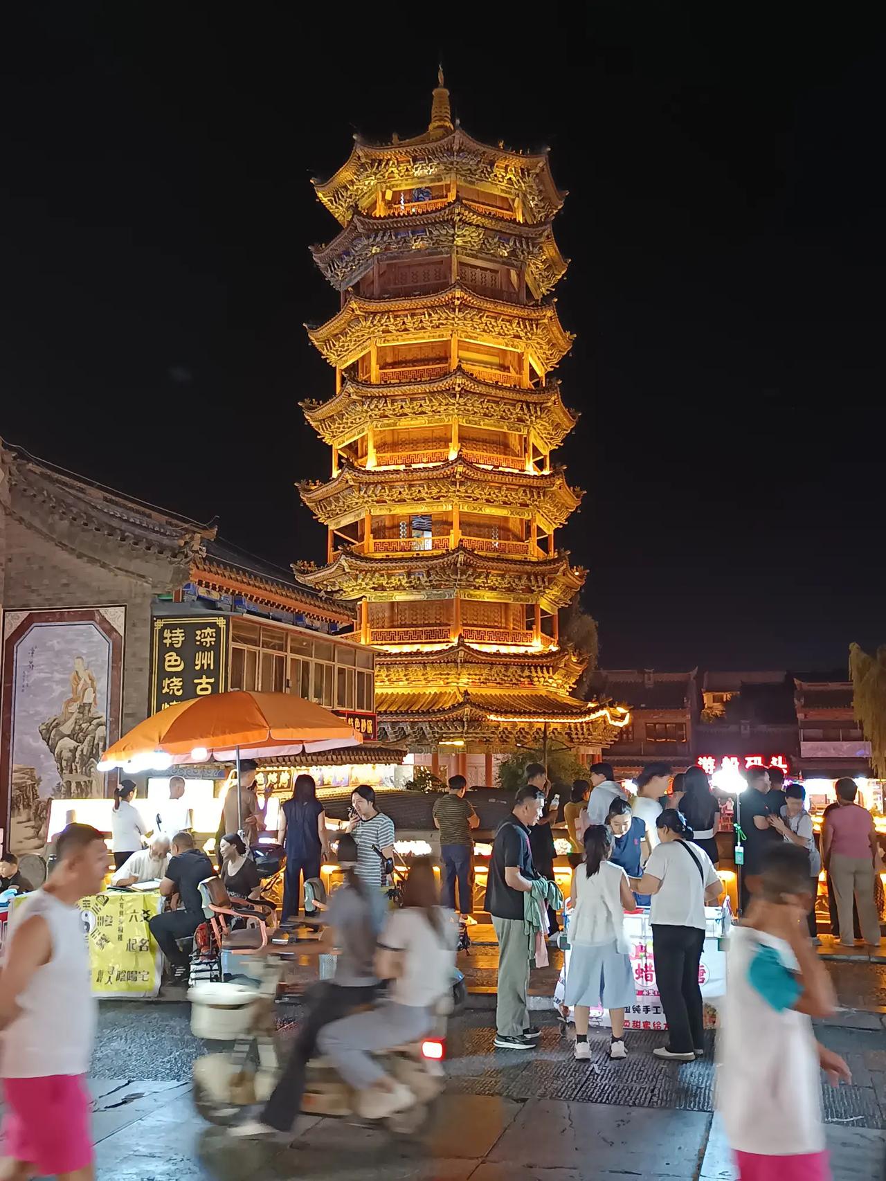 《七律·立秋夜游小镇》
罗裙漫舞夏阑珊，一枕新凉秋信弹。
星落千家灯火沸，云浮十