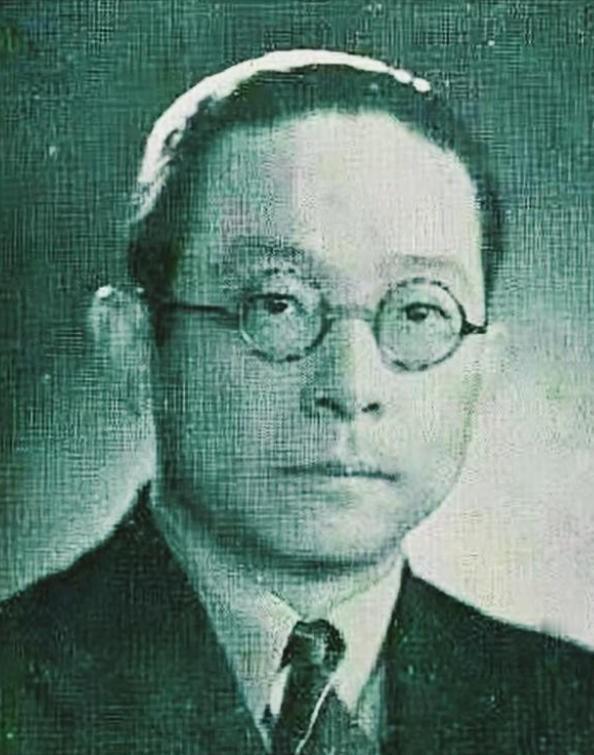 1955年的春天，开往北京的列车在原野上疾驰，车轮撞击铁轨的轰鸣声，似乎在敲打着