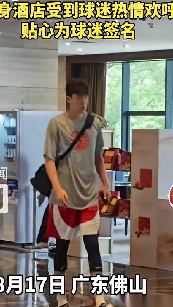 杨瀚森空降佛山。
人刚到酒店，大堂就炸了。球迷的喊声、手机的闪光灯，瞬间把通道堵