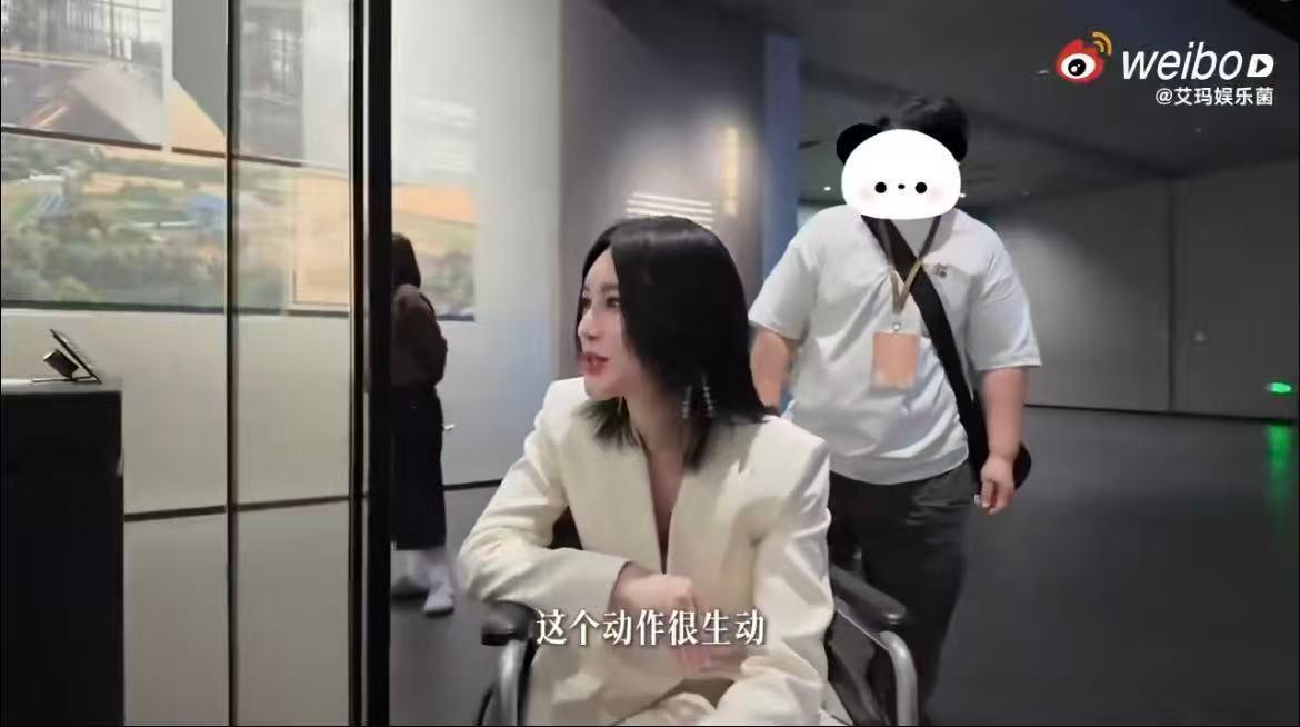 尚雯婕模仿青铜人像 这是啥神仙模仿啊！起猛了看到尚雯婕模仿青铜人像，这模仿简直出