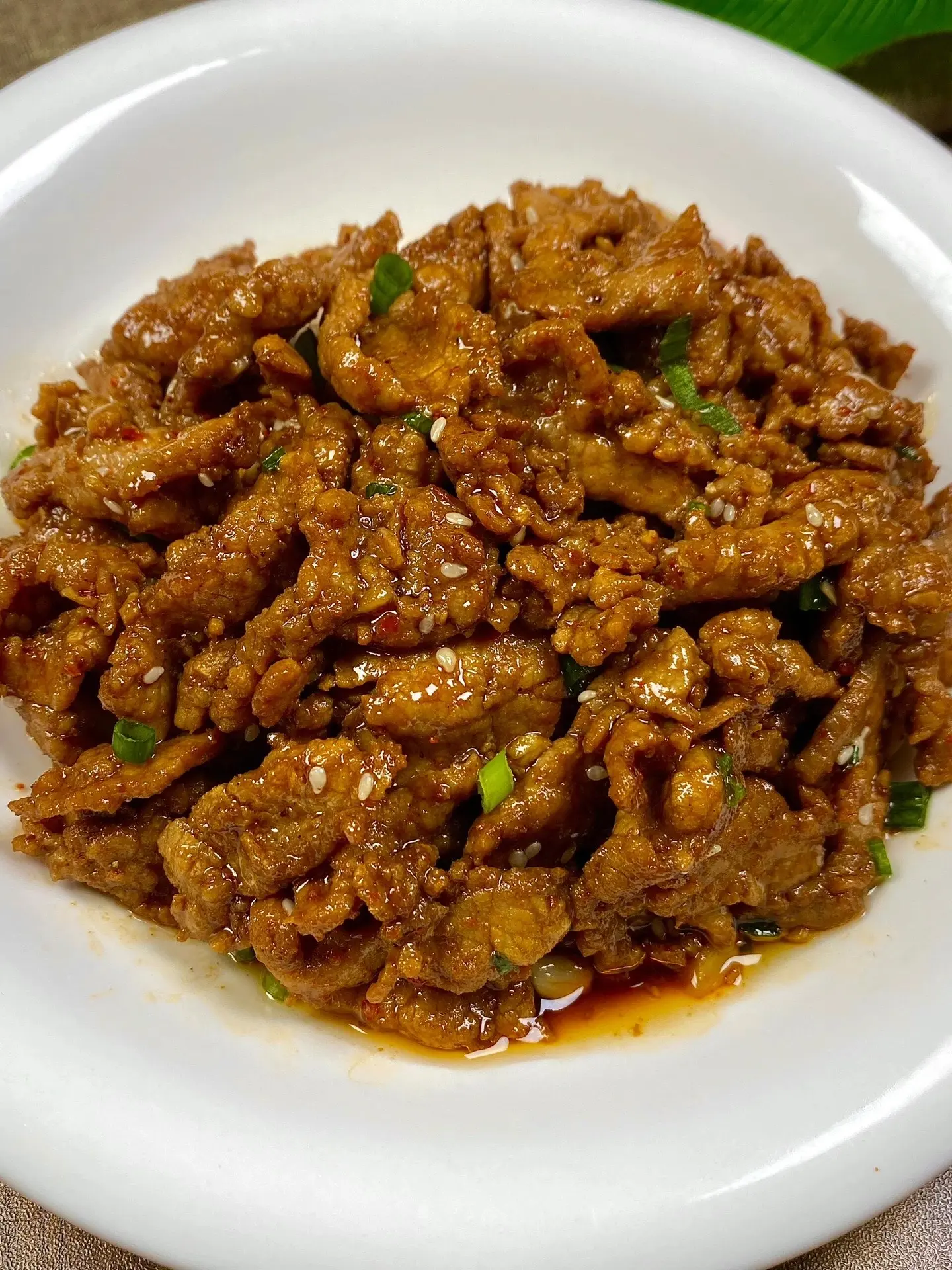 超好吃的香辣孜然炒牛肉，赶快试试。我爸做的香辣孜然炒牛肉河巨好吃~
牛肉嫩滑可口，又香又辣创酱汁拌饭嘎香，这样做的牛肉香得嘞！！大家快试试
食材：牛肉、孜然粉、烧烤料、白芝麻、葱
做法如图所示