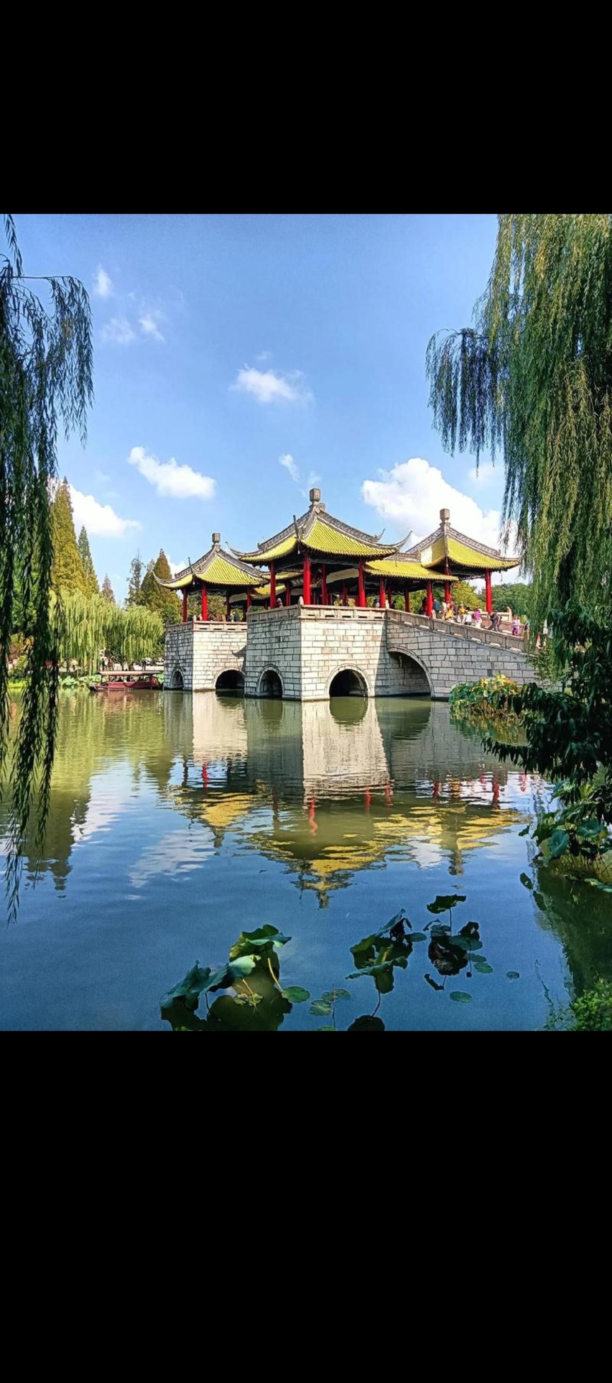 高手果然在民间，去扬州游玩在瘦西湖，看到无名氏涂鸦的一首打油诗，现录于此请大家共