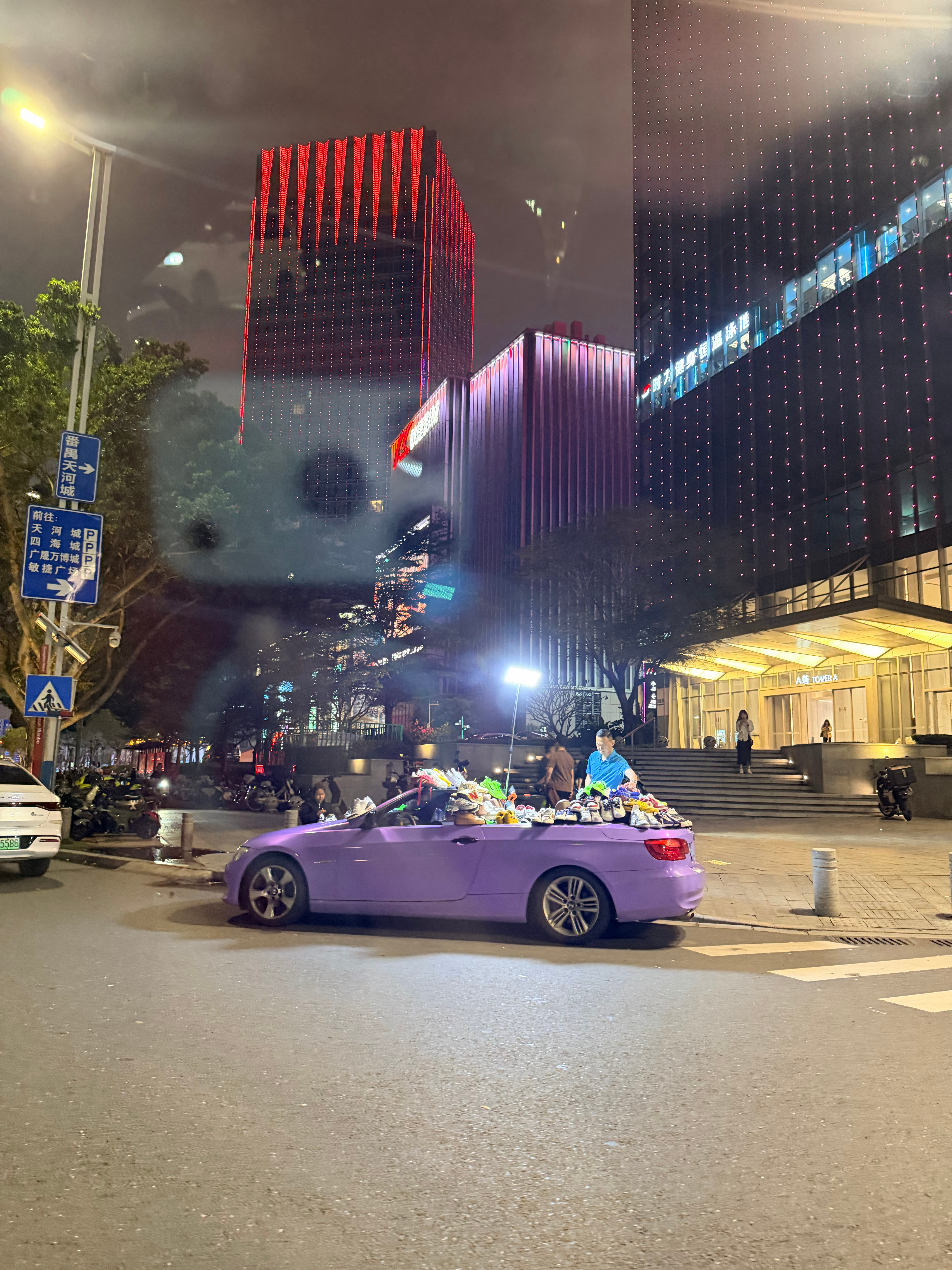 生活不易，跑车卖艺 