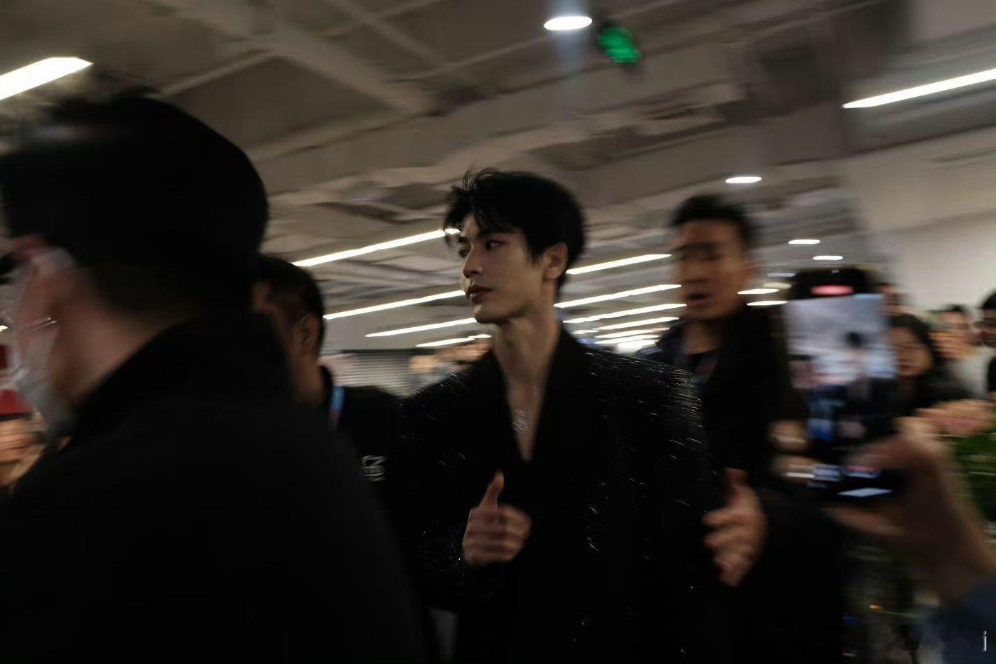 张凌赫昨晚活动生图就是如此权威，灵鹤帅的人神共愤了真的 ​​​