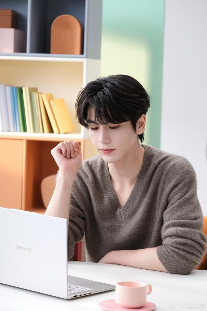 张凌赫驼色毛衣 张凌赫驼色毛衣look,张凌赫拍摄花絮照送达，驼色毛衣温柔十足，