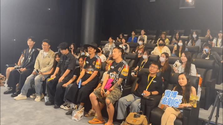 #边水往事好癫的追剧团# 《边水往事》剧组今日发布会，一起跳发财舞好搞笑，导演还