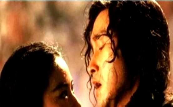 才把导演的要求小声复述完，张国荣自己都觉得尴尬。

1993年拍《白发魔女传》，