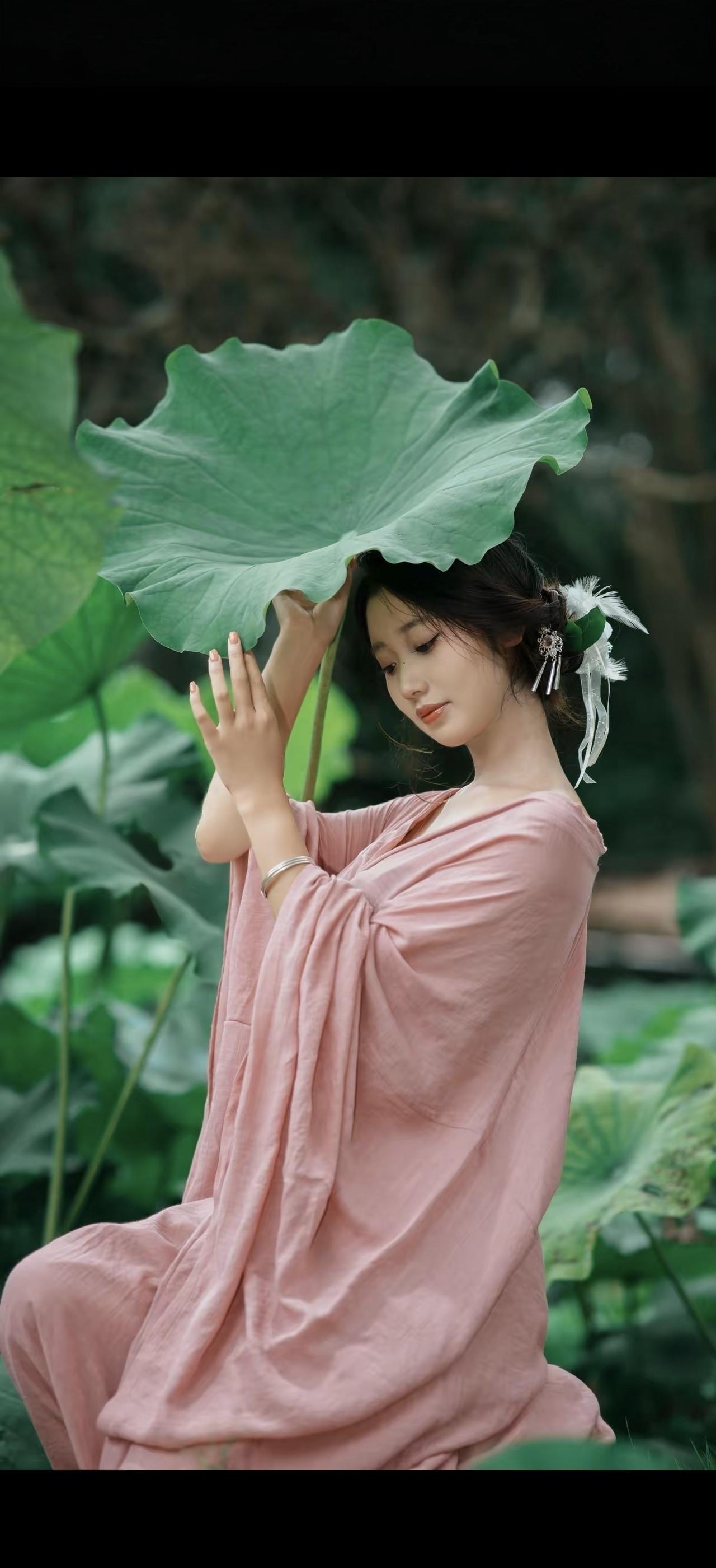 绿叶遮芳颜，轻纱拂碧空。