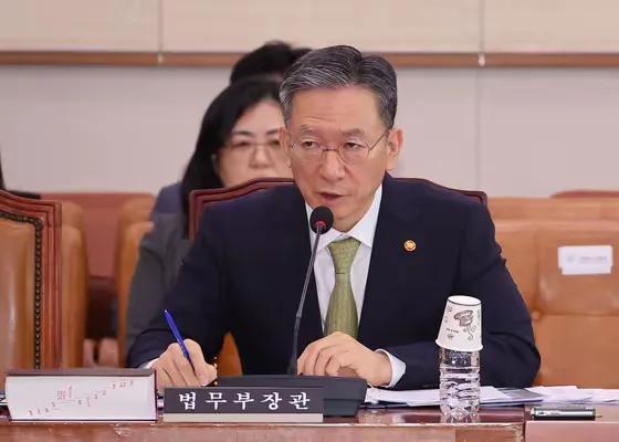 韩国法务部长郑成浩早已对尹锡悦的做法已经开始不满了，在对他进行逮捕的时候，尹锡悦